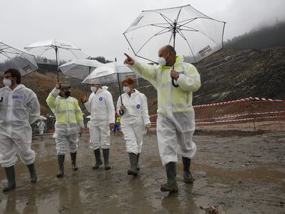 La consejera de Medio Ambiente, Arantxa Tapia (la segunda por la derecha de la imagen) y el de Seguridad, Josu Erkoreka, junto a alcaldes de la zona, en la inspección al vertedero.