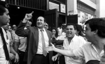 Jesús Gil hizo el viernes el gesto de la victoria a la salida del estadio y de la sede electoral.