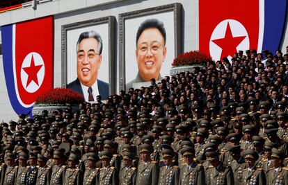 Los retratos de los líderes norcoreanos, Kim Il Sung y Kim Jong Il, al fondo de un desfile de altos funcionarios militares en la plaza Kim Il Sung de Pyonyang.