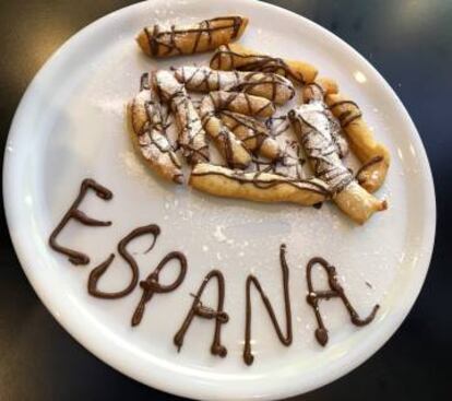 PEDACITOS DE PIZZA FRITOS QUE LA MASARDONA VENDE EN IBIZA / CAPEL