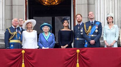Carlos de Inglaterra, Camila de Cornualles, Isabel II, los duques de Sussex y los duques de Cambridge contemplan un desfile aéreo desde el palacio de Buckingham por el centenario de la Real Fuerza Aérea (RAF).
