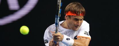 Ferrer devuelve la pelota contra Isner.