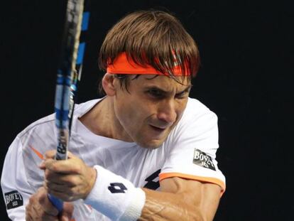 Ferrer devuelve la pelota contra Isner.