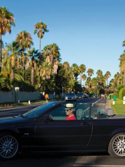 El paseo del Parque es la calle principal de esta singular ciudad solo para millonarios sin rostro. Aquí las aceras son de césped bien recortado que apenas nadie transita. Es más fácil contemplar a aficionados al running que a familias surcando esta avenida principal.