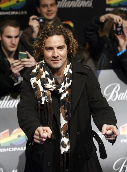 David Bisbal ha reconocido que está "muy triste" porque no pudo participar en <i>Somos el mundo</i>, el tema coral de las estrellas latinas a beneficio de Haití, puesto que la paternidad se lo impidió. Su hija Ella nació el pasado 15 de febrero en Miami, por lo que el artista hubo de permanecer allí acompañando a la bebé y a su mujer Elena Tablada, mientras Shakira, Juanes, Luis Miguel y otros artistas ultimaban la canción. "Pero Emilio Estefan habló conmigo y me dijo que no me preocupase, que ahí era donde tenía que estar", ha comentado el almeriense. El artista ha explicado que hace cinco días que no ve a su hija -aunque espera hacerlo "en dos" y que tiene su Blackberry "llena de fotos" de la pequeña-, puesto que su gira y otros compromisos lo mantienen lejos de casa.