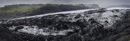 La lava solidificada del glaciar Solheimajökull es negra y fina. Islandia es un termómetro del calentamiento global