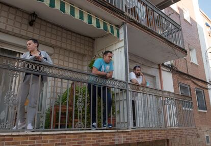 Juan Santiago (a la izquierda) y Pedro Márquez, este martes en el balcón de sus pisos de Linares (Jaén) tras decretarse las restricciones.
