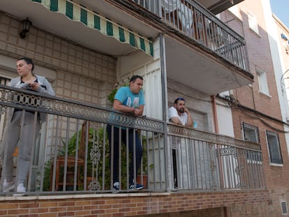 Juan Santiago (a la izquierda) y Pedro Márquez, este martes en el balcón de sus pisos de Linares (Jaén) tras decretarse las restricciones.
