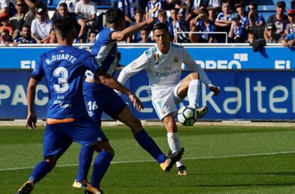 Cristiano Ronaldo durante una jugada ante Dani Torres.