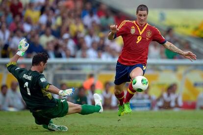 Torres regatea a Roche, portero de Tahití, para marcar el tercer gol de España