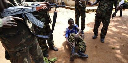 Rebeldes de la coalición Seleka arrestan, este martes, a un joven con ropa militar acusado de robar en una casa de Bangui.