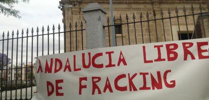 Protesta contra el fracking en el Parlamento andaluz.