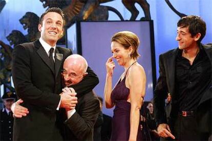 De izquierda a derecha, Ben Affleck, Bob Hoskins, Diane Lane y Adrien Brody, actores de <i>Hollywoodland</i>.