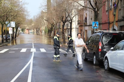 La policía corta una calle inundada por el desbordamiento del río Ter.