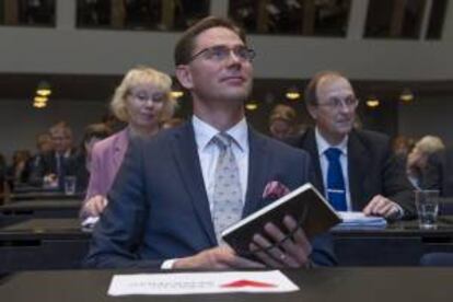 El primer ministro finlandés, Jyrki Katainen (c), se dispone a dar un discurso sobre la situación económica europea y la política fiscal finlandesa durante un seminario centrado en impuestos organizado por la Cámara de Comercio finlandesa en Helsinki, Finlandia. EFE/Archivo