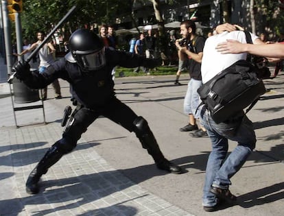 Los Mossos d'Esquadra cargan contra los manifestantes indignados reunidos ante el Parlament catalán, que protestaban contra el debate presupuestario y contra los recortes en Sanidad y Educación que está aplicando la Generalitat.