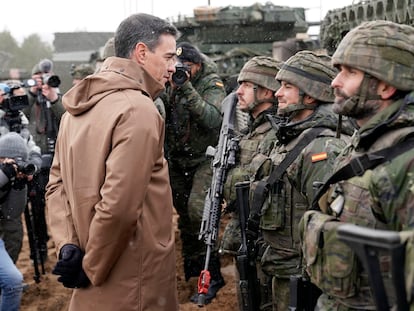 Pedro Sánchez departe con soldados españoles destinados a la base militar de Adazi (Kadaga, Letonia) este martes.