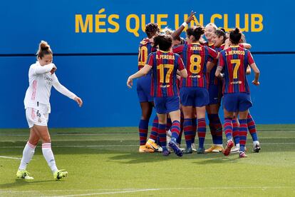 Las jugadoras del Barça festejan un tanto en clásico ante el Madrid.