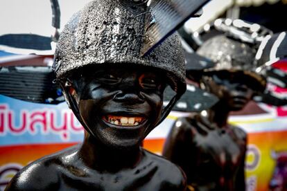 Un niño tailandés espera el inicio del desfile durante las tradicionales carreras de búfalos que se disputan en Chonburi, una ciudad en el suroeste de Tailandia.