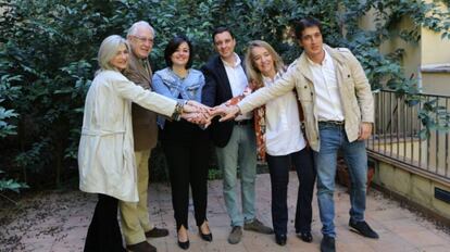 Luis Paniagua (primero por la derecha), junto a cargos del PP de Sevilla.