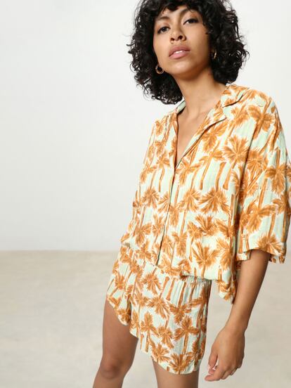 Para los looks de vacaciones más relajados, nada como esta camisa de estilo hawaiano de Lefties.

Antes 12,99€, AHORA 6,99€