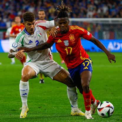 GELSENKIRCHEN (ALEMANIA), 20/06/2024.- El delantero de la selección española, Nico Williams (d), protege el balón ante el defensa de la selección italiana, Di Lorenzo, durante el encuentro de la fase de grupos de la Eurocopa 2024 que España e Italia disputan hoy jueves en el Arena AufSchalke, Gelsenkirchen (Alemania). EFE/J.J. Guillen.
