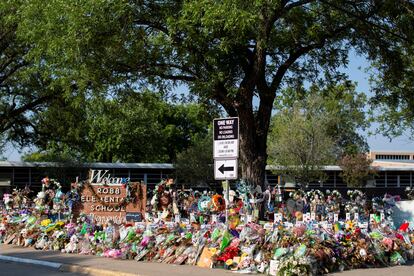 FILE PHOTO: Privacy barriers and bike racks maintain a perimiter at a memorial outside Robb Elementary School, after a video was released showing the May shooting inside the school in Uvalde, Texas, U.S., July 13, 2022. REUTERS/Kaylee Greenlee Beal/File Photo