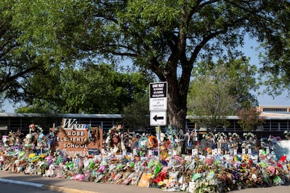 FILE PHOTO: Privacy barriers and bike racks maintain a perimiter at a memorial outside Robb Elementary School, after a video was released showing the May shooting inside the school in Uvalde, Texas, U.S., July 13, 2022. REUTERS/Kaylee Greenlee Beal/File Photo