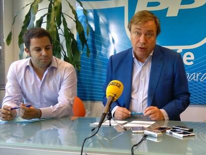 Juan Soler, en el centro, junto a dos ediles del PP de Getafe, el pasado mayo. 