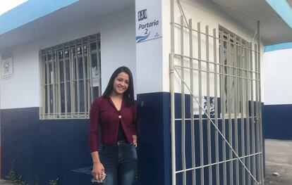 Rhillary Barbosa de Souza, 15 anos, em frente ao ginásio de Suzano.