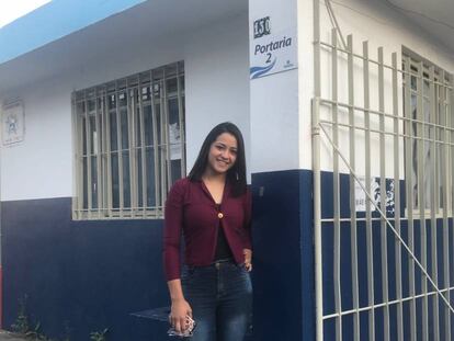 Rhillary Barbosa de Souza, 15 anos, em frente ao ginásio de Suzano.