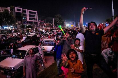 Una multitud contempla el lanzamiento de fuegos artificiales para celebrar el Día de la Defensa en Islamabad (Pakistán).