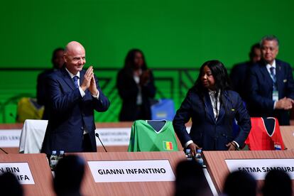 El suizo Gianni Infantino, tras siete años en el cargo, fue reelegido presidente de la FIFA hasta 2027 por aclamación, como candidato único, durante el 73 Congreso que la organización celebra en Kigali (Ruanda). “Pueden contar conmigo, esto va a ser en beneficio de todos ustedes. Los que me quieren y los que me odian, sé que hay algunos”, afirmó tras recibir la ovación de las 211 federaciones que forman la FIFA. En dos horas y media y sin oposición, el congreso resolvió la docena de puntos del orden del día, entre ellos el informe anual que cifra en 7.600 millones de dólares los ingresos del ciclo 2019-2022 y la previsión de obtener 11.000 millones en el periodo 2023-2026.