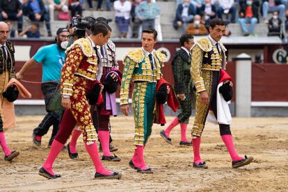 (De izqda. a dcha.) José María Manzanares, Diego Urdiales y Paco Ureña inspeccionan el ruedo de Las Ventas minutos antes del aplazamiento del festejo.