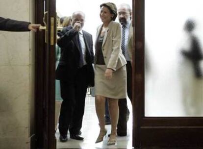 La ministra de Fomento, Magdalena Álvarez, a su llegada ayer a una reunión en Fomento.