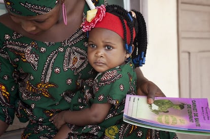 Esta es Belvine, de Benín, que espera con su madre la visita a la enfermera para su chequeo mensual de su tratamiento preventivo de tuberculosis.