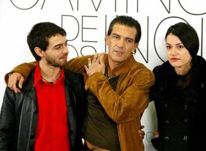 Antonio Banderas (centro), junto a los actores Alberto Amarilla y María Ruiz, hoy en Madrid, en la presentación de la película <i>El camino de los ingleses</i>.