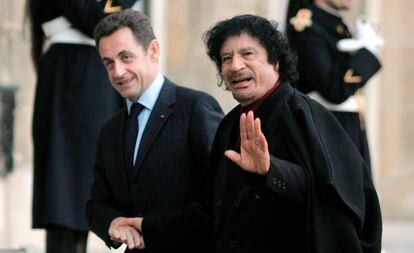 El expresidente francés, Nicolas Sarkozy (i) junto al dictador libio Muamar Gadafi en el Palacio del Elíseo, en París, el pasado diciembre 2007.