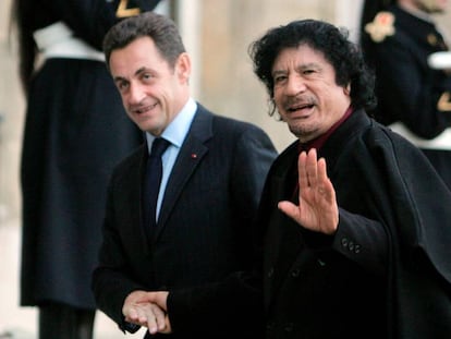 El expresidente francés, Nicolas Sarkozy (i) junto al dictador libio Muamar Gadafi en el Palacio del Elíseo, en París, el pasado diciembre 2007.