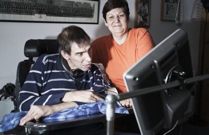 Tony Nicklinson y su mujer en su domicilio en Melksham.
