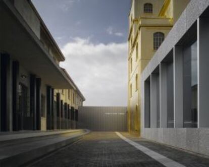 Exterior de la Fundación Prada, con el edificio recubierto con pan de oro al fondo.