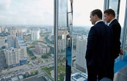 El primer ministro ruso, Dmitri Medvédev (i), y el presidente del consorcio ruso Gazprom, Alexéi Miller, observan las vistas desde una planta de las oficinas de Gazprom en Moscú (Rusia). EFE/Archivo
