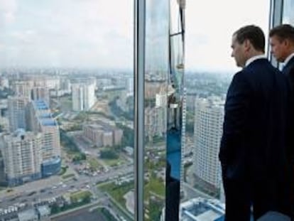 El primer ministro ruso, Dmitri Medvédev (i), y el presidente del consorcio ruso Gazprom, Alexéi Miller, observan las vistas desde una planta de las oficinas de Gazprom en Moscú (Rusia). EFE/Archivo