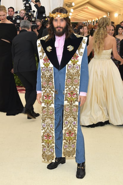 Jared Leto, que parecía el mismísimo Jesucristo son su barba y su pelo habituales y la corona, eligió un estilismo con estola firmado por Gucci.