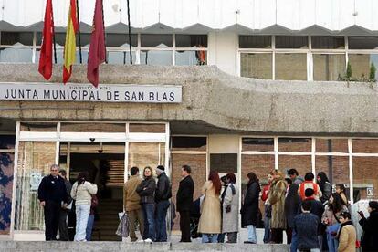 Colas en la junta municipal de San Blas, en Madrid, para solicitar el certificado de empadronamiento.