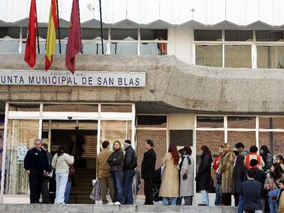 Colas en la junta municipal de San Blas, en Madrid, para solicitar el certificado de empadronamiento.