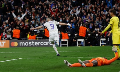 Benzema celebra el segundo gol del Real Madrid que volvía a clasificar a los de Ancelotti en el tiempo extra.