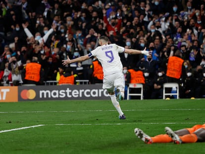 Benzema celebra el segundo gol del Real Madrid que volvía a clasificar a los de Ancelotti en el tiempo extra.