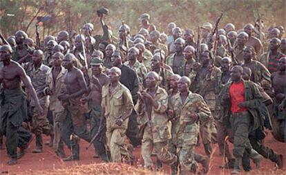 Soldados ugandeses marchan por las calles de la ciudad de Gulu, al norte del país, en marzo de 1998.