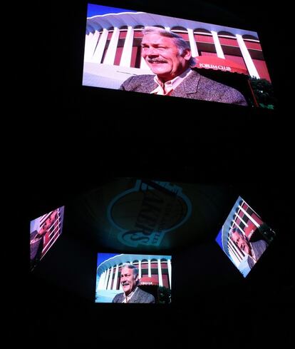 Una imagen de Jerry Buss preside el videomarcador del Staples Center.